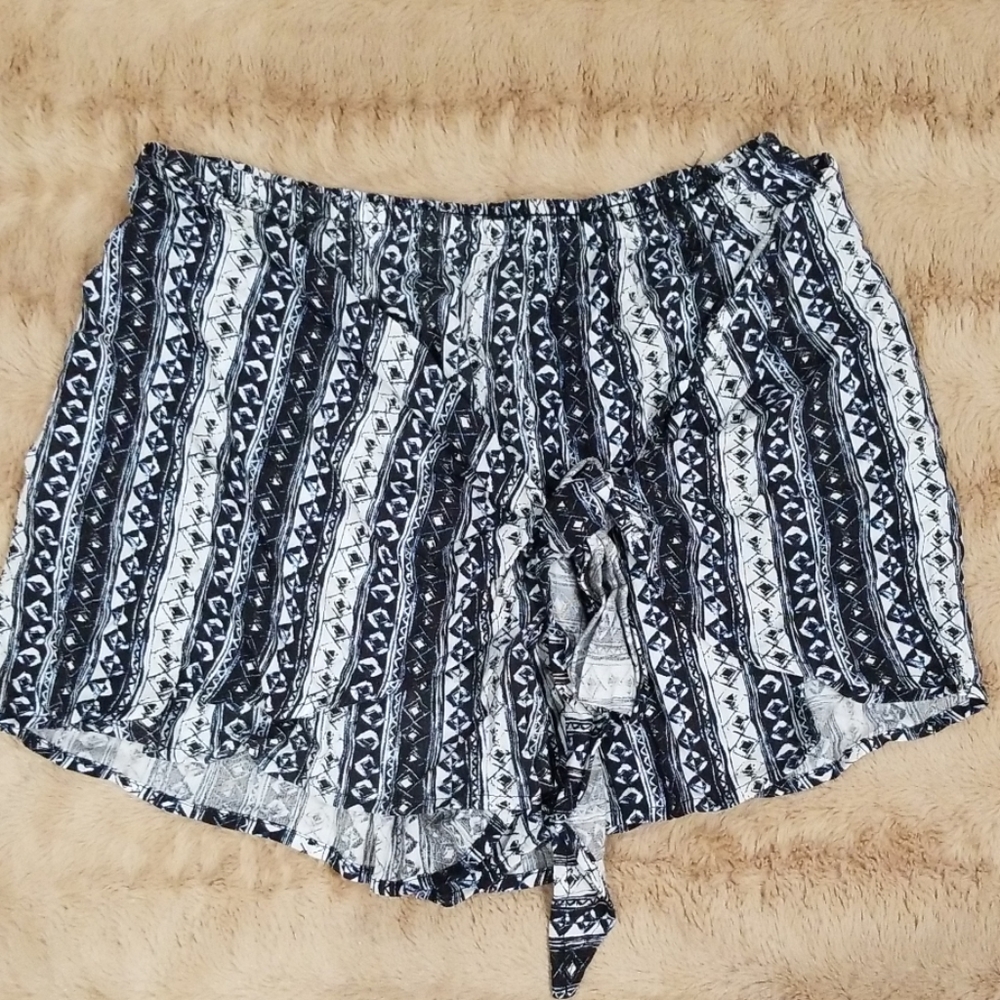 Black white short tie in front
